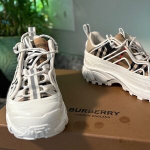 Burberry low top sneakers